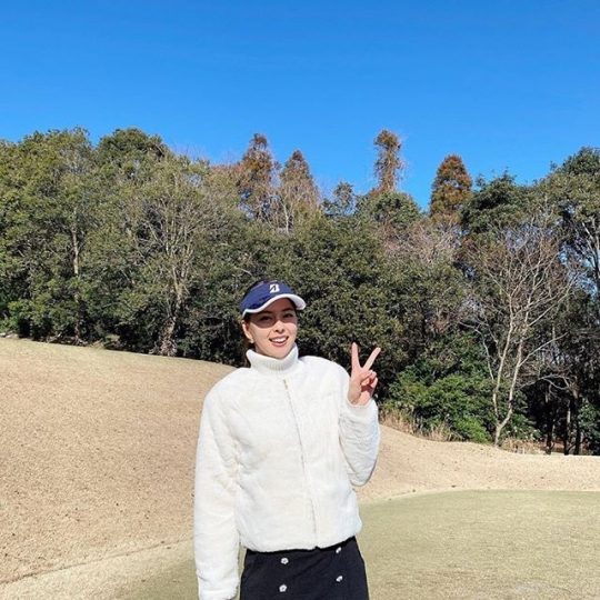 阿部桃子ちゃんの上品なモノトーンゴルフスタイル♡とっても可愛く着こなしてくれました😊