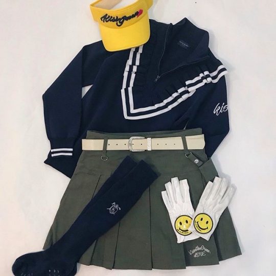 NAVY×KHAKI×YELLOW︎︎︎アイテムはガーリーだけど、こなれ感のある大人な配色オススメゴルフコーデ😍