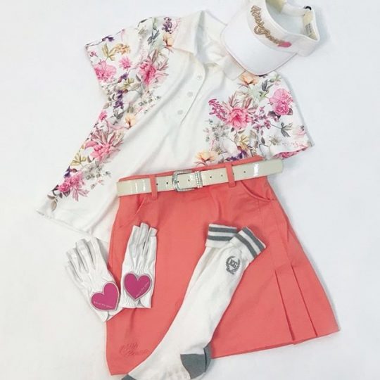 【オトナ女子ゴルファーにおすすめ！】落ち着きのあるサーモンピンクの台形スカートを華やかに着こなすゴルフコーデ！